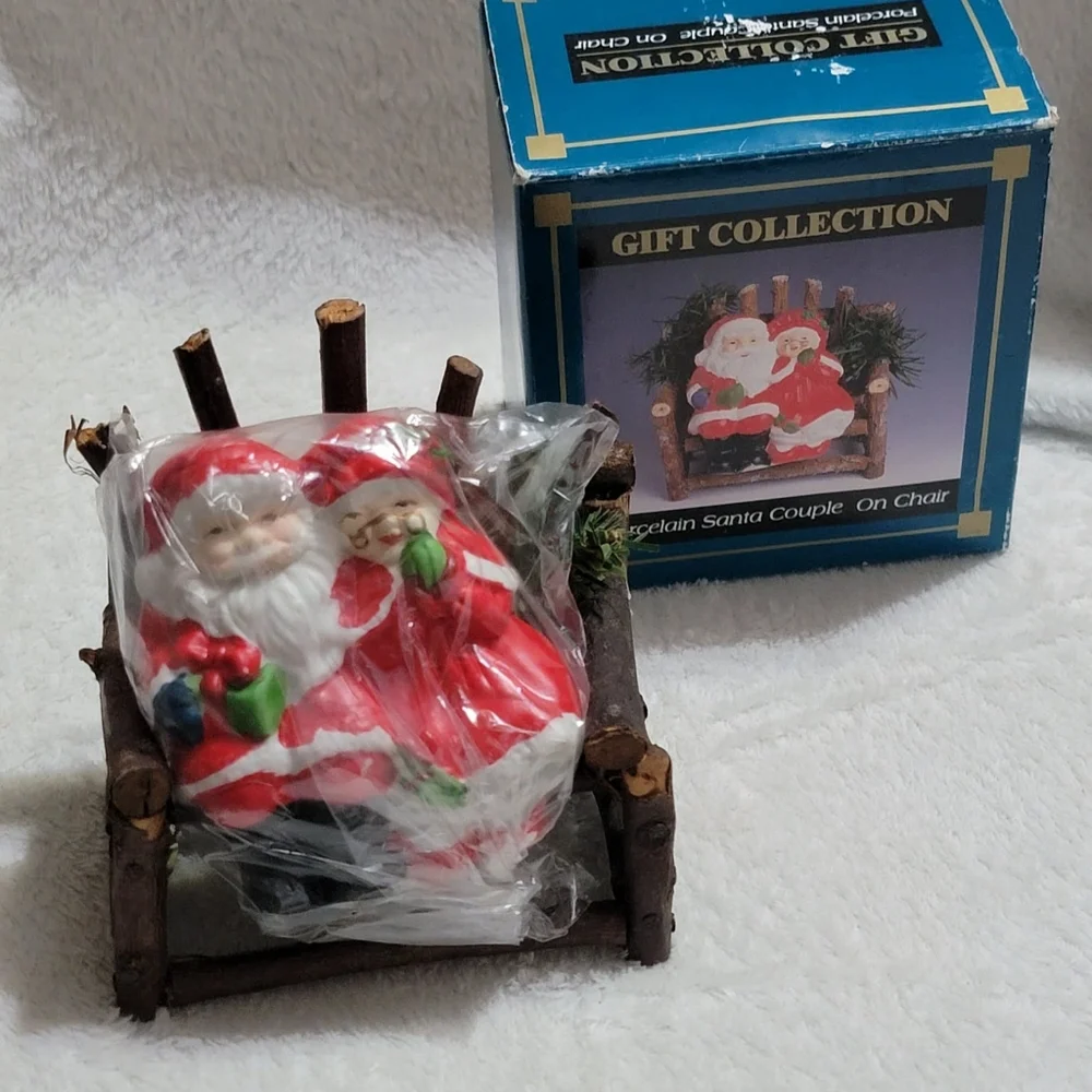 Vintage Santa & Mrs. Claus Porcelain Figurine - Picture 5 of 5